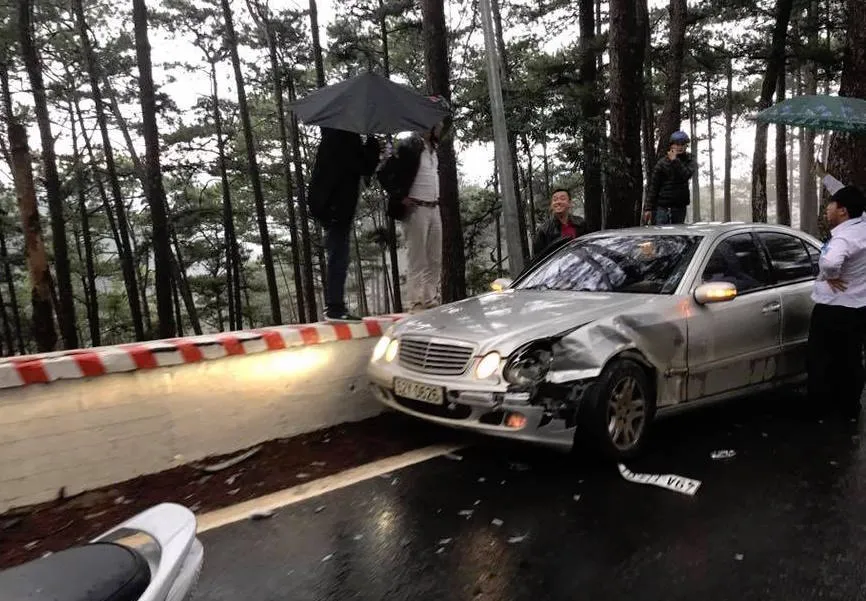 Ôtô tông nhau liên hoàn trên đèo Prenn, 4 người bị thương ảnh 3