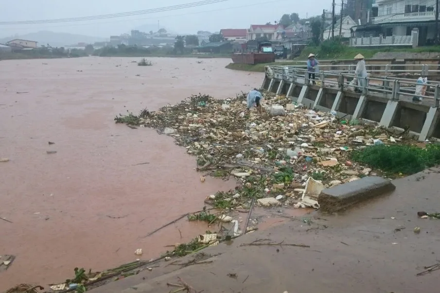 Xem cảnh ngập sâu cả mét nước sau trận mưa lớn ở Đà Lạt ảnh 10