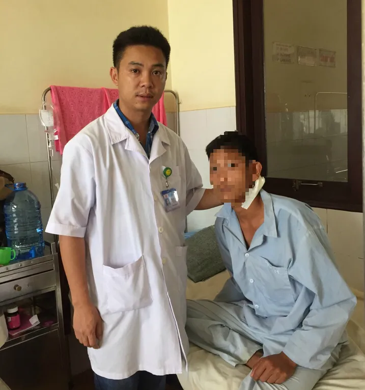 Xương cá nằm suốt 3 tháng trong cổ họng ảnh 1