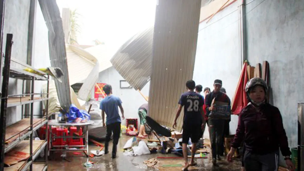 Trận mưa đá kèm lốc xoáy kéo dài 20 phút thổi bay nhiều mái nhà của người dân 