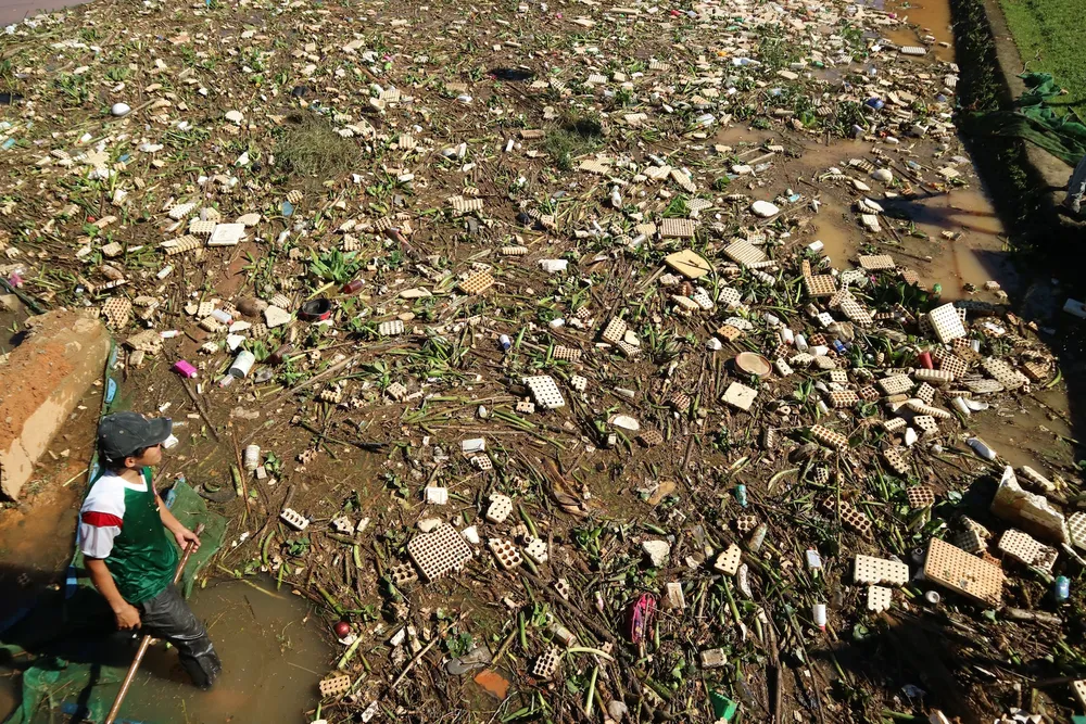 Hồ Xuân Hương tràn ngập rác thải sau mưa ảnh 3