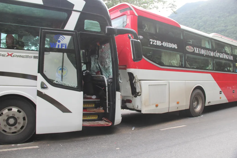 Xe ô tô 45 chỗ mất thắng trên đèo, hàng chục hành khách may mắn thoát nạn ảnh 1