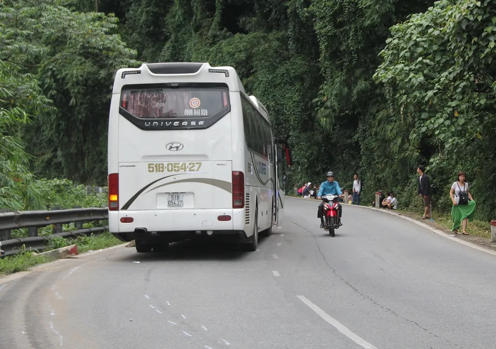 Xe ô tô 45 chỗ mất thắng trên đèo, hàng chục hành khách may mắn thoát nạn ảnh 2