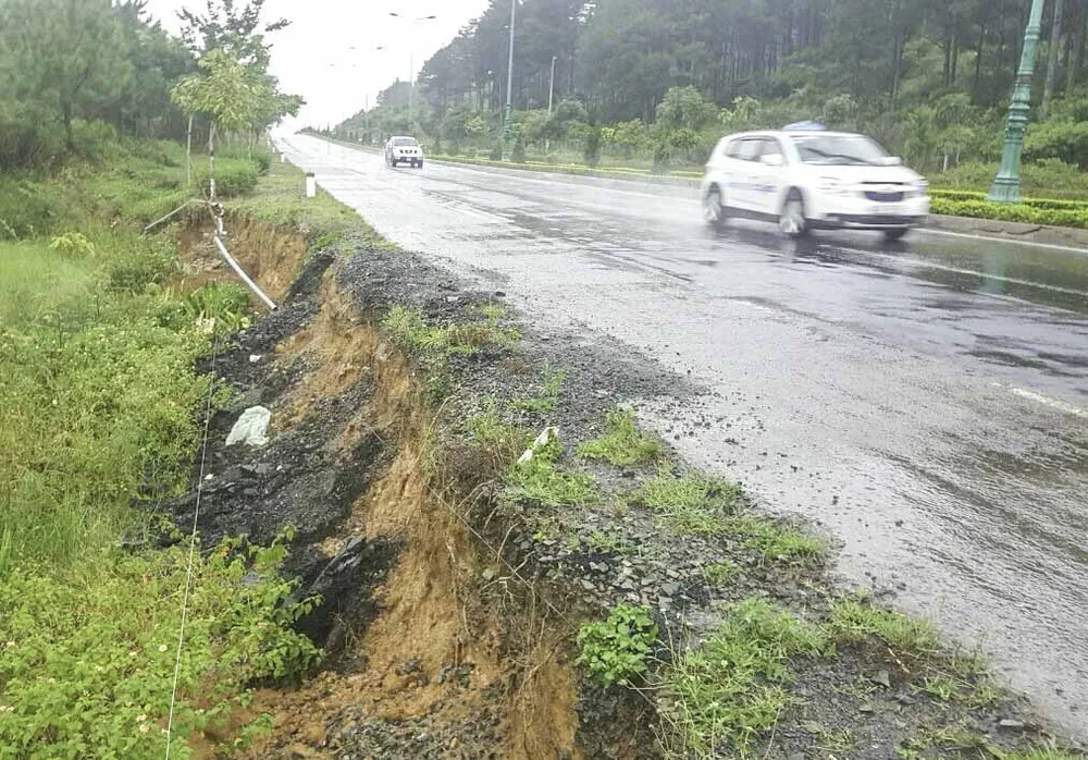 Mưa lớn gây sạt lở trên đường cao tốc Liên Khương – Prenn ảnh 1