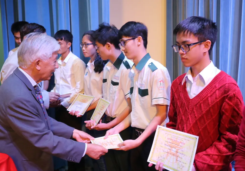 Tặng 179 suất học bổng Vallet cho học sinh, sinh viên các tỉnh Tây Nguyên ảnh 1