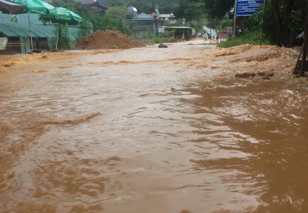 VIDEO: Nước lũ tràn về cô lập khu du lịch Thác Voi ảnh 4