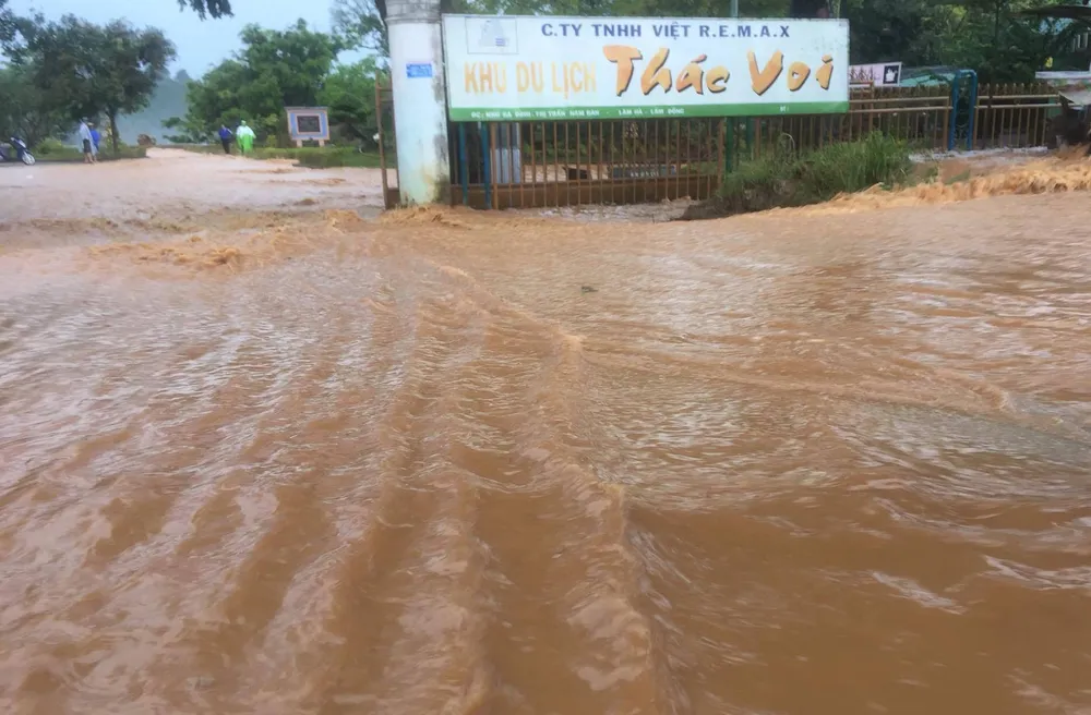 VIDEO: Nước lũ tràn về cô lập khu du lịch Thác Voi ảnh 1