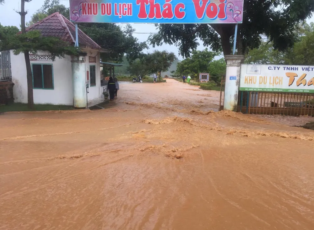 VIDEO: Nước lũ tràn về cô lập khu du lịch Thác Voi ảnh 2