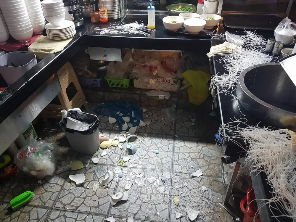 Nhóm côn đồ hành hung chủ quán ăn vì không được phục vụ trước ảnh 1