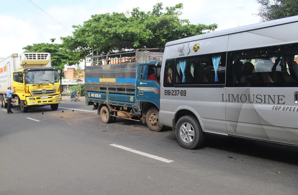 Tai nạn xe tải liên hoàn tại điểm dừng đèn đỏ, nhiều người may mắn thoát nạn ảnh 1
