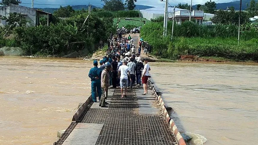Tìm thấy thi thể bé gái 7 tuổi bị nước cuốn trôi khi qua cầu không lan can ảnh 1