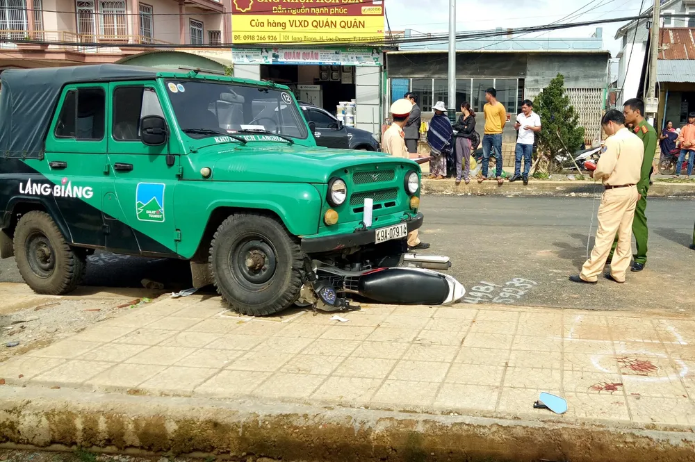 Xe U-oát của khu du lịch Lang Biang tông chết người  ảnh 1