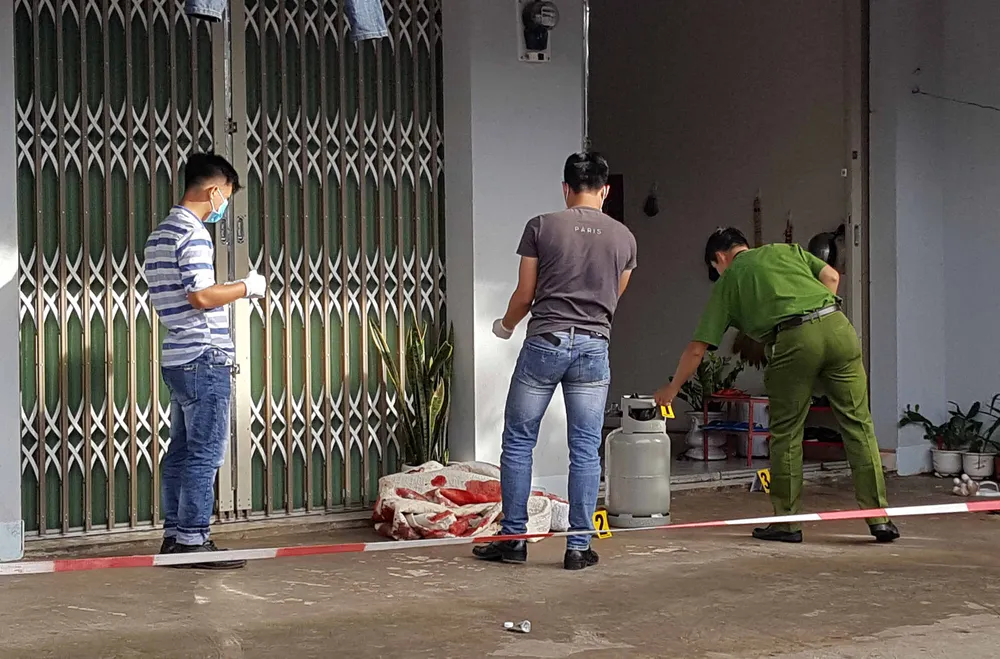 VIDEO: Giết người tình, xì bình gas cố thủ dọa nổ cả khu vực ảnh 5