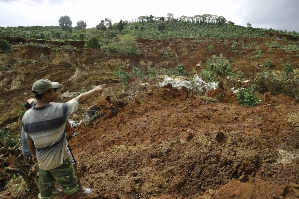 Người dân liều mình vào vùng sạt lở thu hoạch cà phê ảnh 3