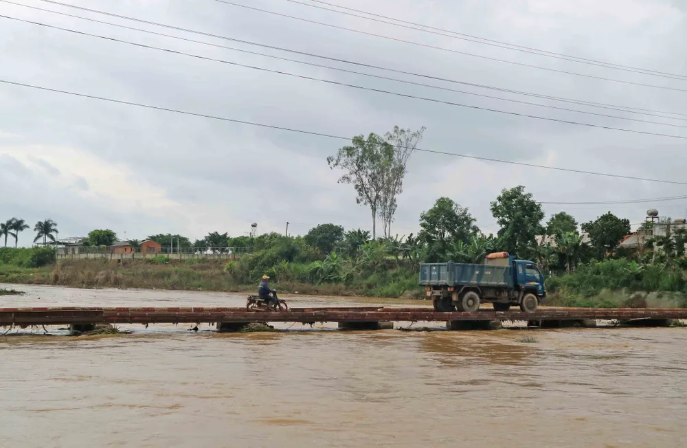 Khen thưởng nam thanh niên lao xuống sông cứu sống 2 nữ sinh ảnh 6