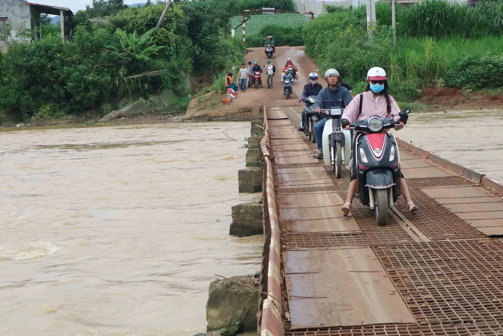 Khen thưởng nam thanh niên lao xuống sông cứu sống 2 nữ sinh ảnh 3
