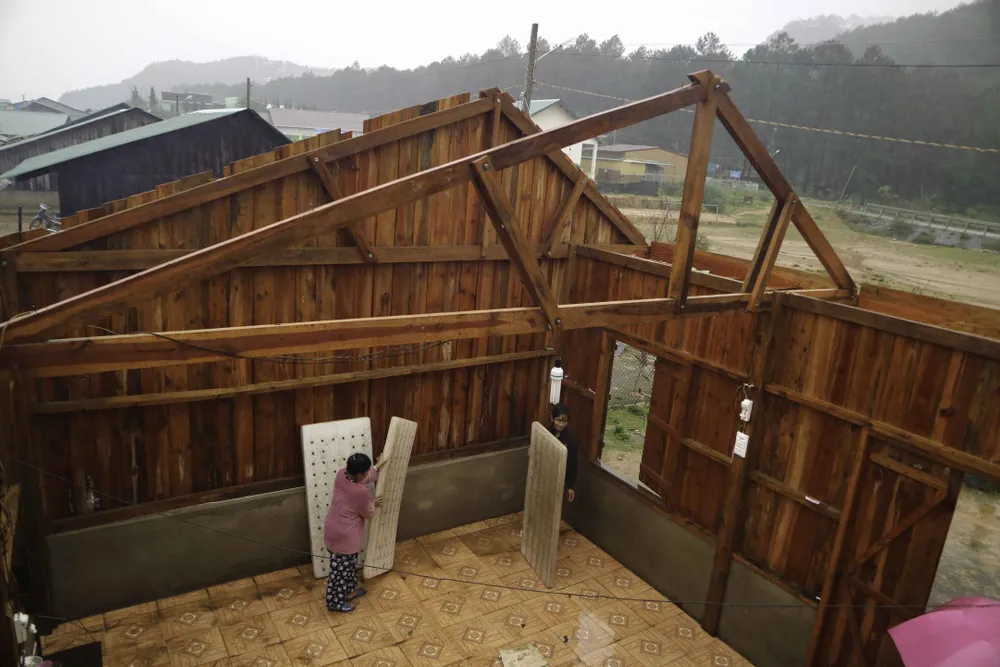 Lâm Đồng: 3 người chết, hàng trăm căn nhà tốc mái do bão ảnh 1