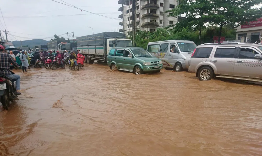 Quốc lộ 20 lại ngập nặng sau trận mưa lớn ảnh 4