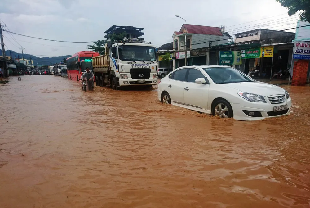 Quốc lộ 20 lại ngập nặng sau trận mưa lớn ảnh 1