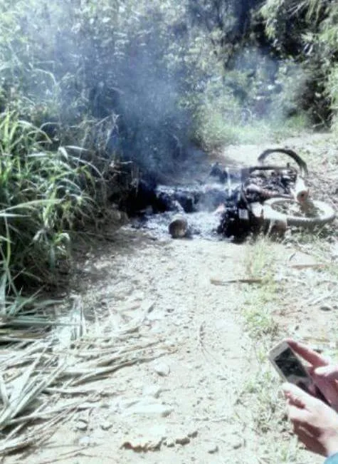 Kinh hoàng phát hiện thi thể người cháy đen bên cạnh xe máy ảnh 1