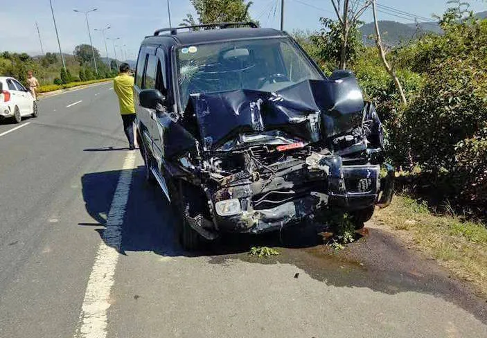 Máy cày đi vào đường cao tốc bị ô tô tông gãy đôi ảnh 1