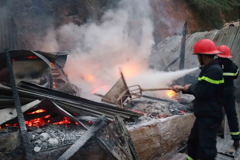 VIDEO: Cháy nhà trên đồi cao, lực lượng chữa cháy phải sử dụng xe máy tiếp cận ảnh 1