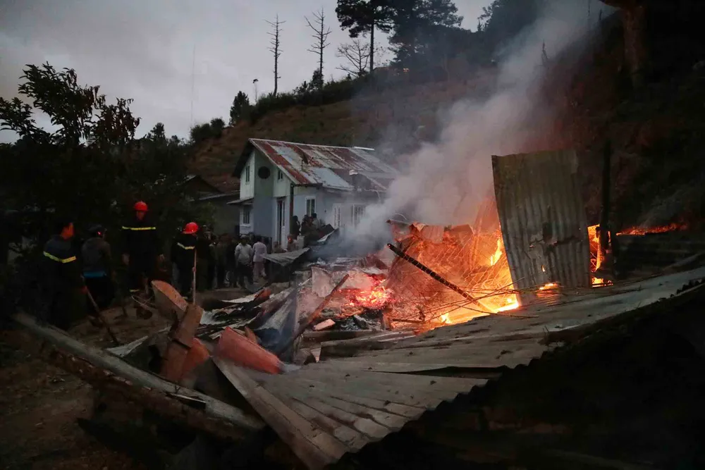 VIDEO: Cháy nhà trên đồi cao, lực lượng chữa cháy phải sử dụng xe máy tiếp cận ảnh 2