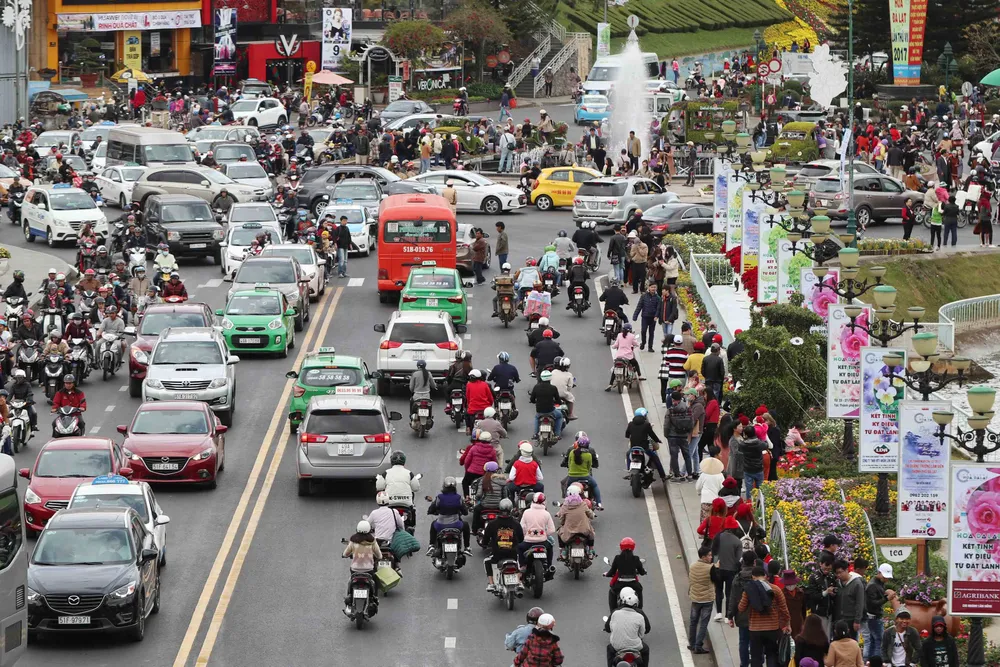 Du khách đổ về dự lễ hội hoa, nhiều dịch vụ tại Đà Lạt quá tải ảnh 1