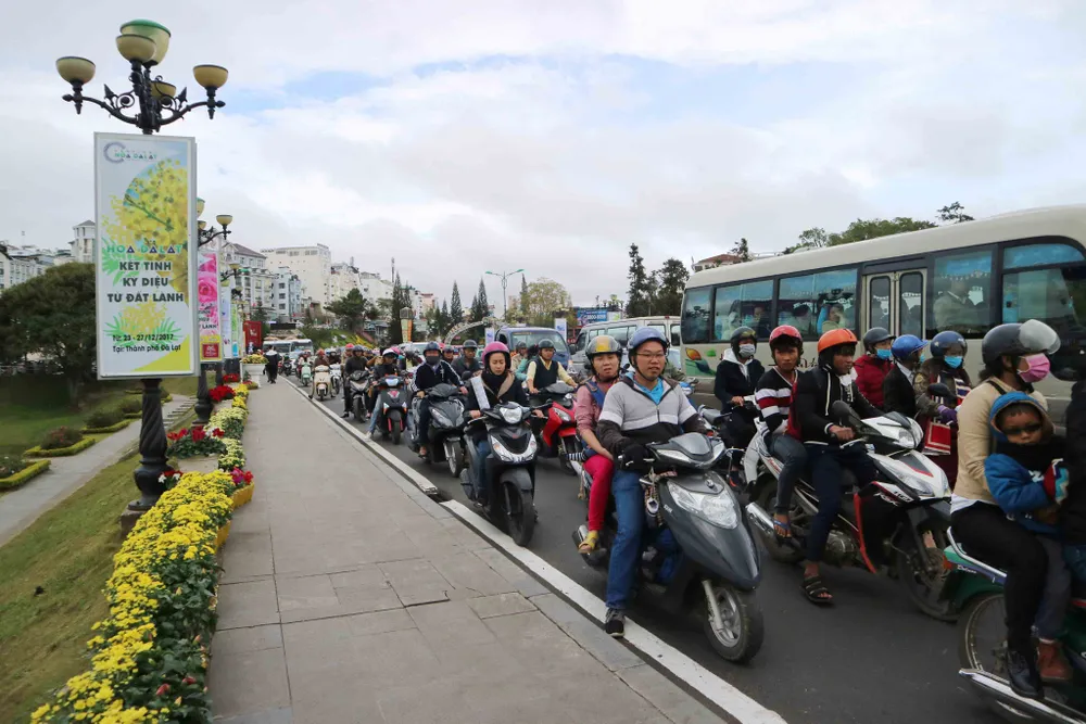 Du khách đổ về dự lễ hội hoa, nhiều dịch vụ tại Đà Lạt quá tải ảnh 4