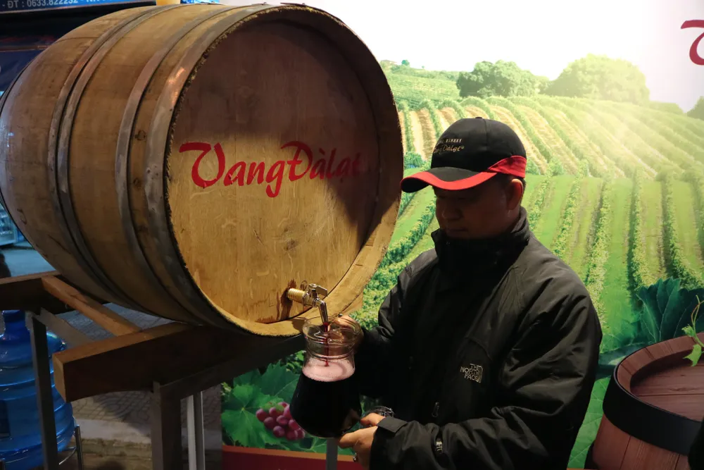 Hơn 700 lít rượu vang miễn phí phục vụ du khách trong đêm hội Vang Đà Lạt ảnh 3