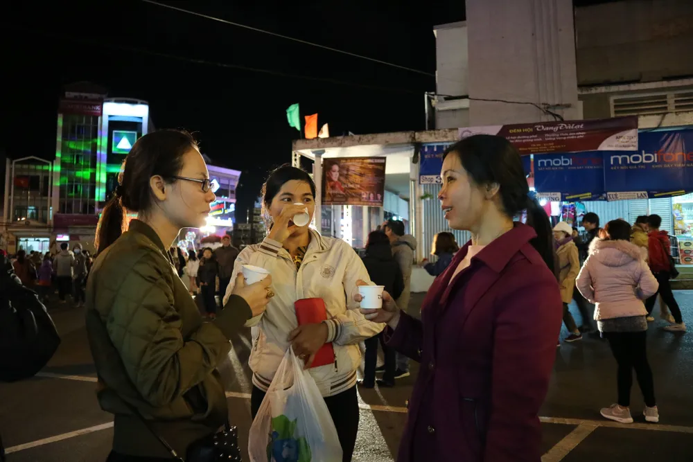 Hơn 700 lít rượu vang miễn phí phục vụ du khách trong đêm hội Vang Đà Lạt ảnh 7