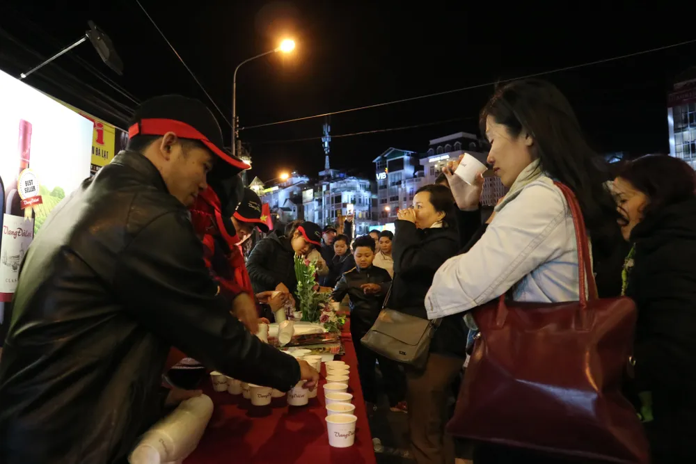 Hơn 700 lít rượu vang miễn phí phục vụ du khách trong đêm hội Vang Đà Lạt ảnh 8