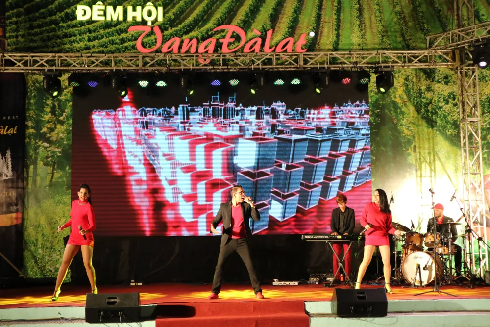 Hơn 700 lít rượu vang miễn phí phục vụ du khách trong đêm hội Vang Đà Lạt ảnh 4