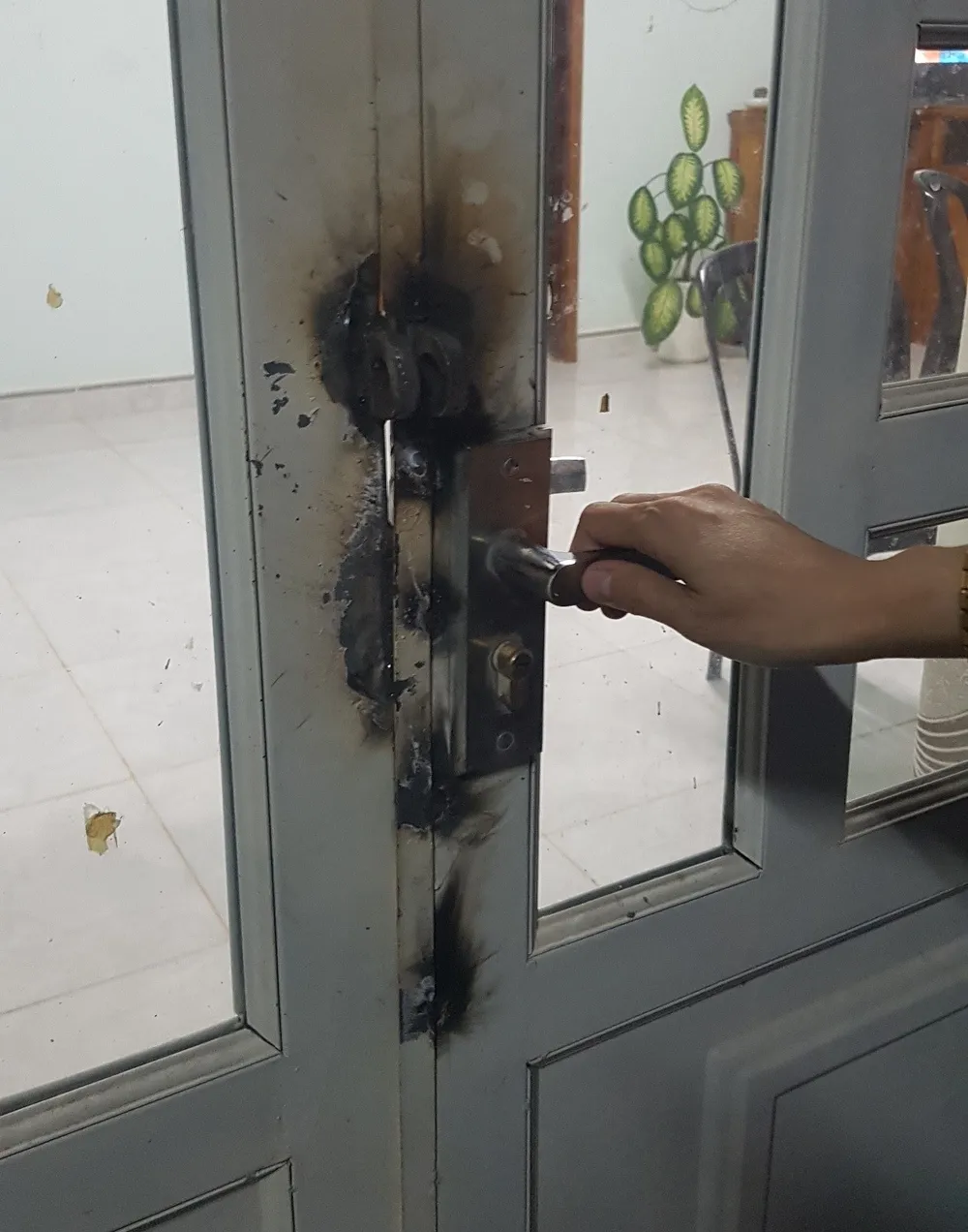 Trộm đột nhập nhiều nhà dân, khiêng luôn két sắt ảnh 1