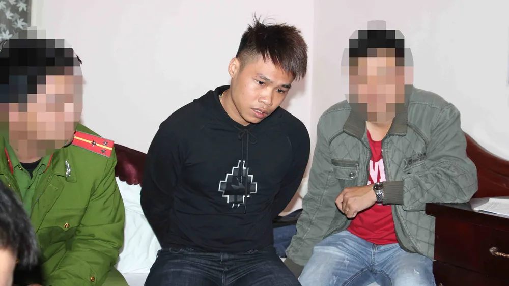 Đối tượng Đinh Đăng Khoa (áo đen) bị tạm giữ