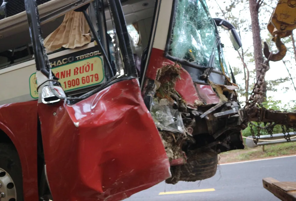 Xe khách giường nằm lao vào vách núi trên đèo Prenn  ảnh 1