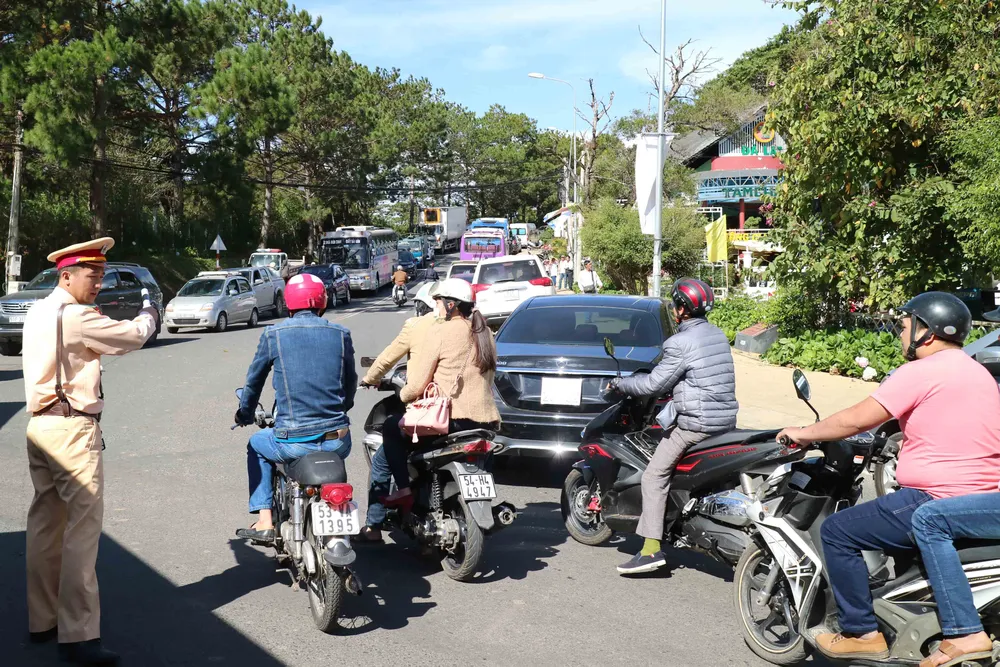 Du khách tấp nập về Đà Lạt nghỉ Tết Dương lịch ảnh 13