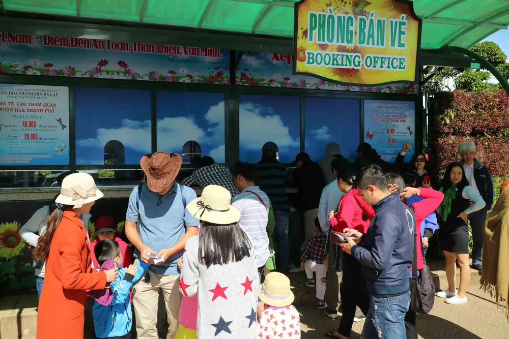 Du khách tấp nập về Đà Lạt nghỉ Tết Dương lịch ảnh 2