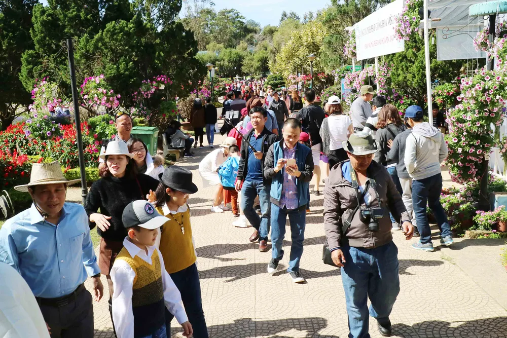Du khách tấp nập về Đà Lạt nghỉ Tết Dương lịch ảnh 5