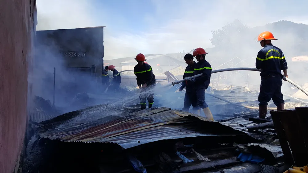 Hỏa hoạn thiêu rụi 4 căn nhà ngày đầu năm ảnh 2