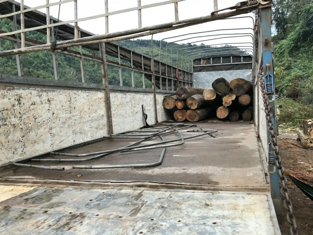 Xe cẩu ngang nhiên vào hồ thủy điện vận chuyển gỗ lậu ảnh 4