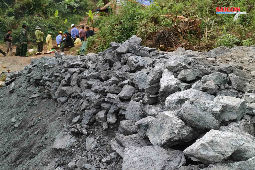 VIDEO: Dùng 200kg thuốc nổ đánh sập địa đạo thiếc trái phép ảnh 11