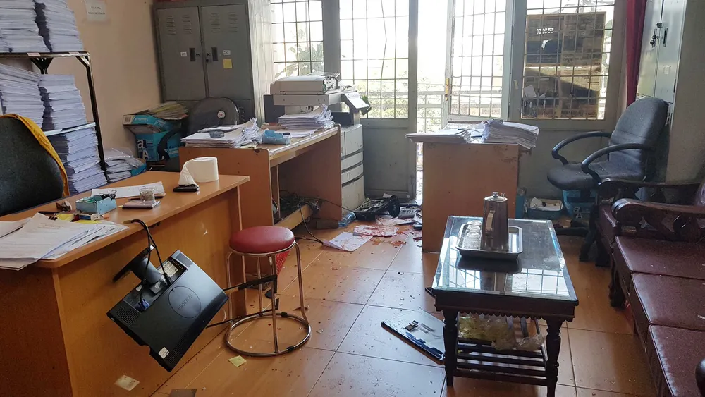 Hàng chục người tháo chạy khi phòng công chứng bị đối tượng lạ cầm dao, búa xông vào đập phá ảnh 2