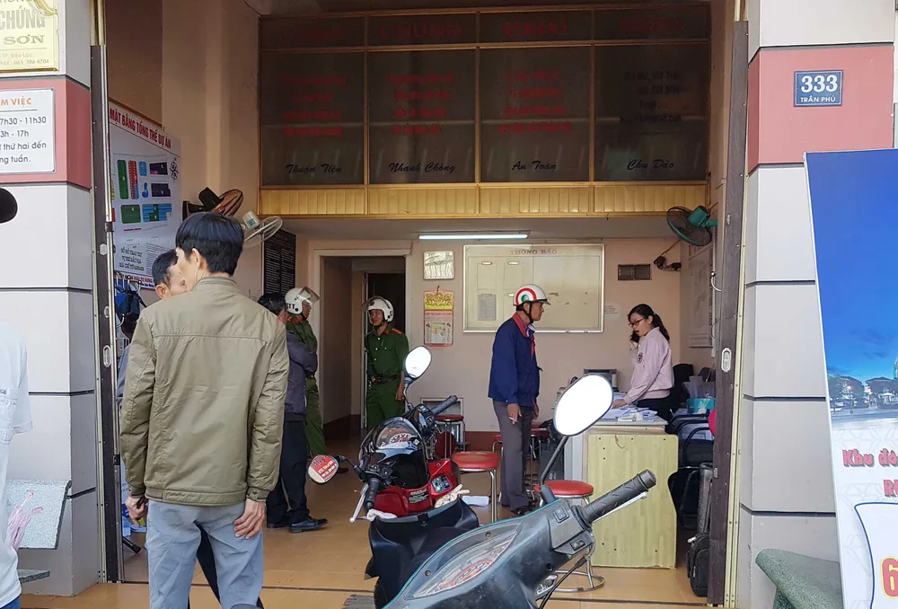 Hàng chục người tháo chạy khi phòng công chứng bị đối tượng lạ cầm dao, búa xông vào đập phá ảnh 1