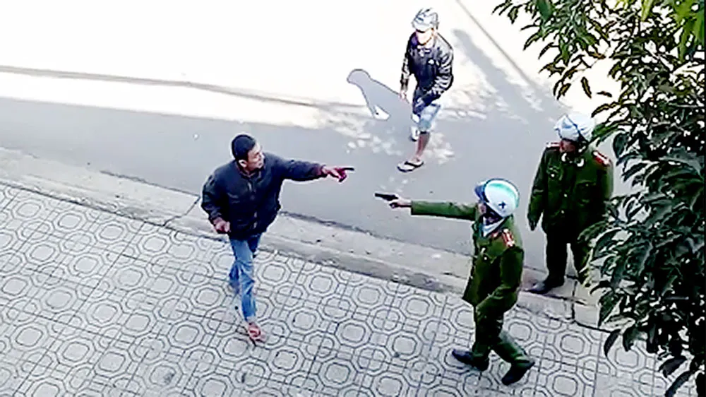 Khởi tố, bắt giam đối tượng cầm dao lao vào phòng công chứng đập phá khiến hàng chục người bỏ chạy ảnh 1