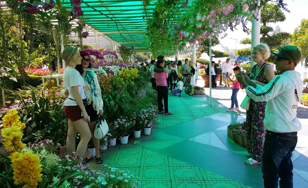 VIDEO: Dòng người không ngừng đổ về Đà Lạt du Xuân ảnh 5