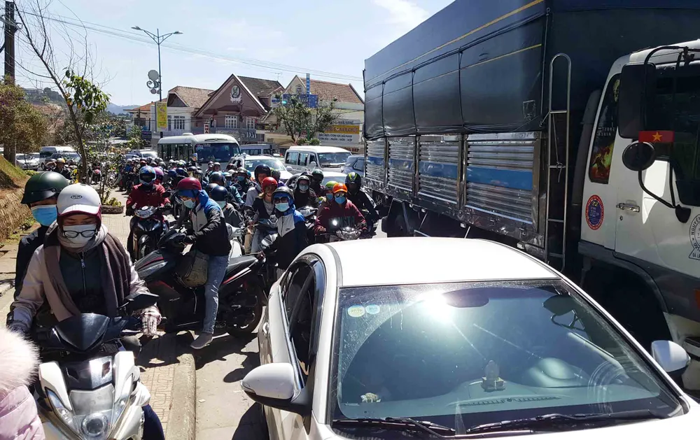 Lượng khách du lịch đổ về Đà Lạt tăng mạnh ảnh 2