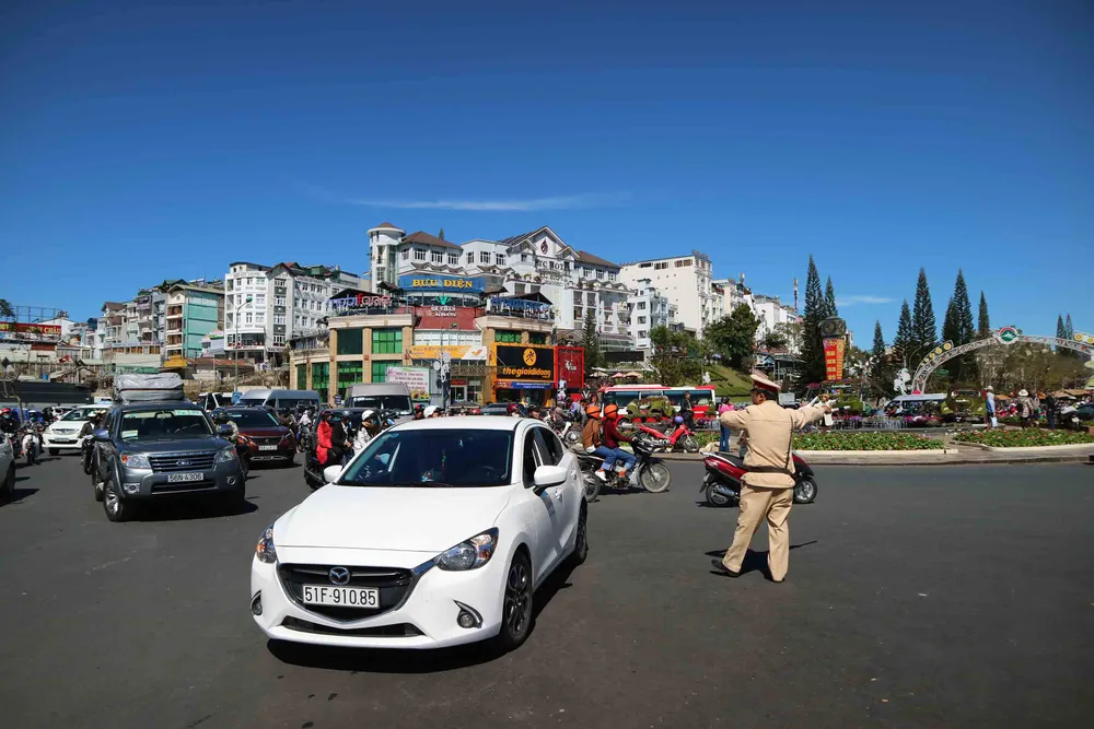 VIDEO: Dòng người không ngừng đổ về Đà Lạt du Xuân ảnh 14