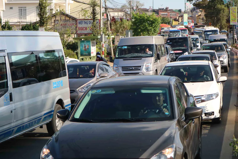 Lượng khách du lịch đổ về Đà Lạt tăng mạnh ảnh 3