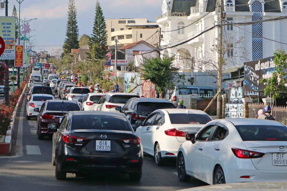 Lượng khách du lịch đổ về Đà Lạt tăng mạnh ảnh 1